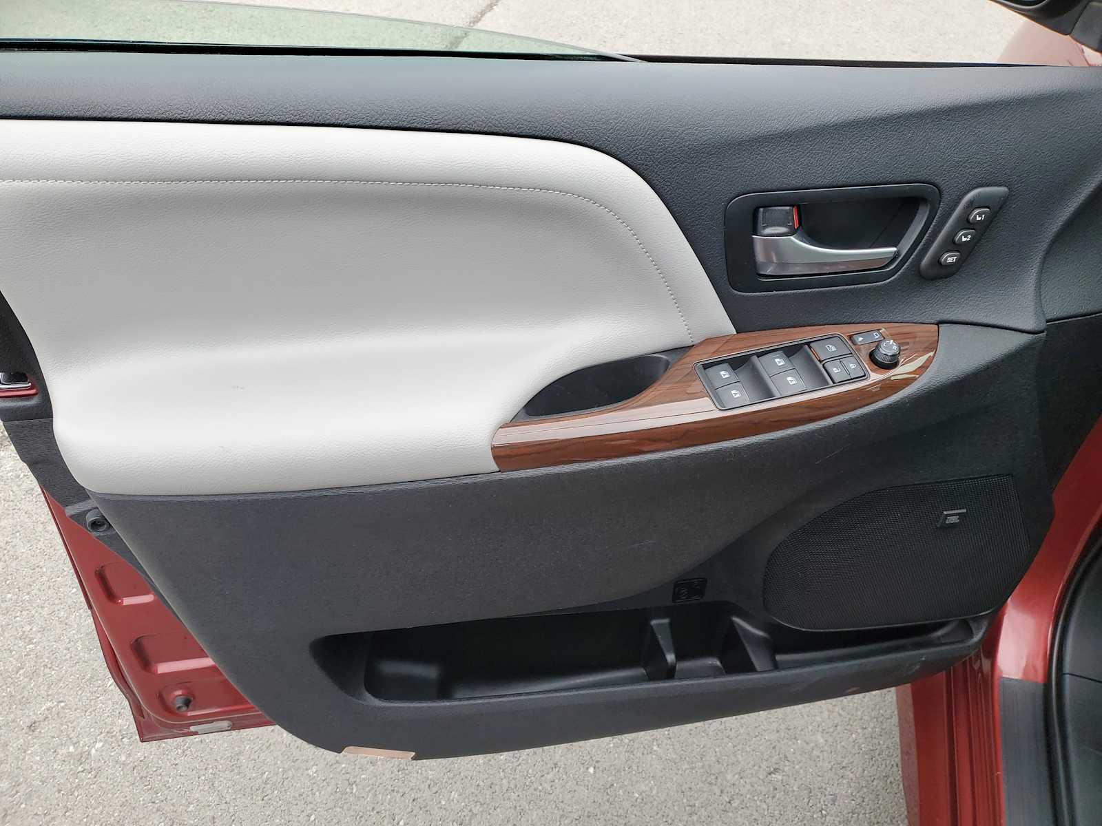 Thumbnail: 2020 Toyota Sienna - 12