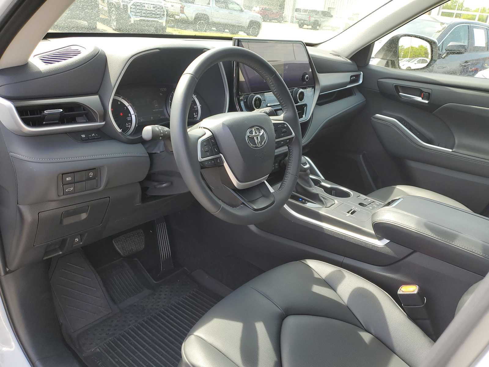 Thumbnail: 2023 Toyota Highlander - 22