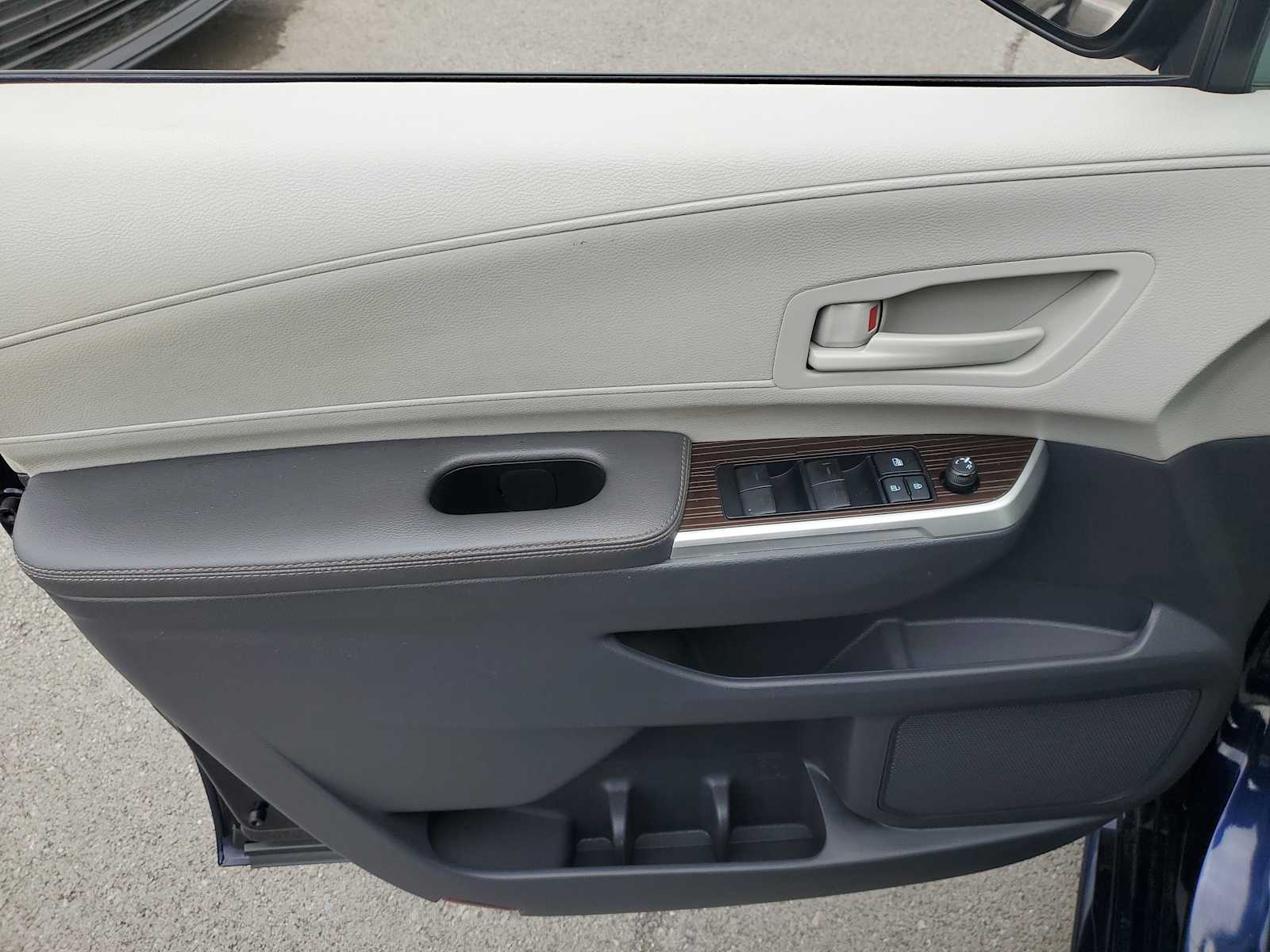 Thumbnail: 2022 Toyota Sienna - 12