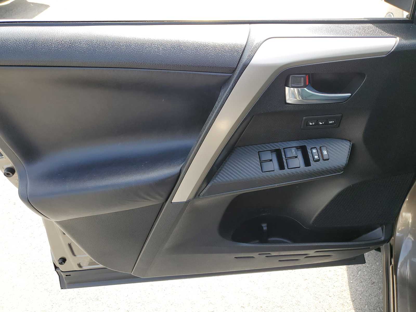 Thumbnail: 2015 Toyota RAV4 - 16