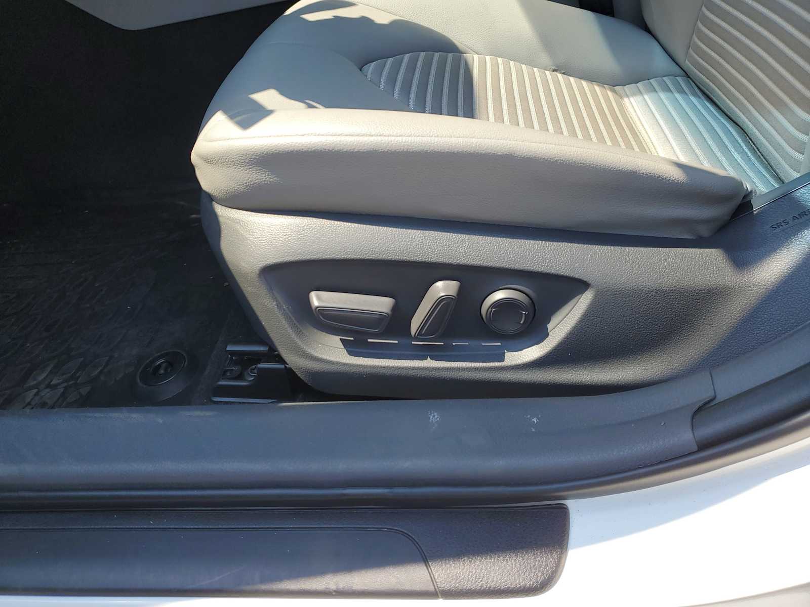 Thumbnail: 2019 Toyota Camry - 17