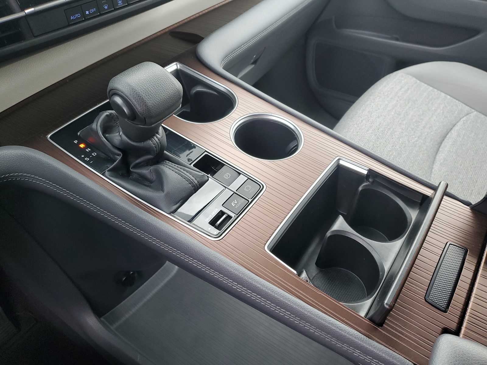 Thumbnail: 2022 Toyota Sienna - 29