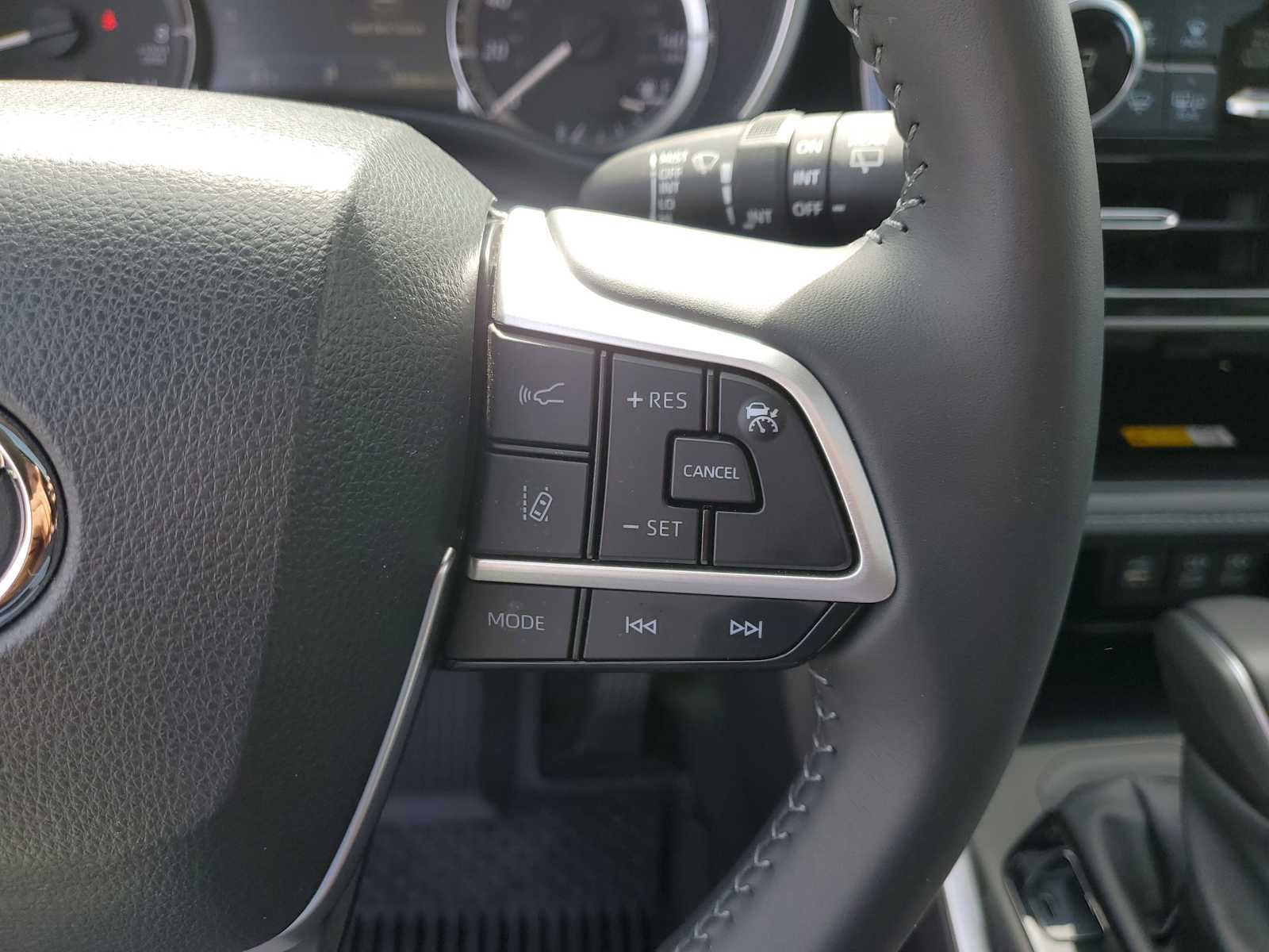 Thumbnail: 2023 Toyota Highlander - 26