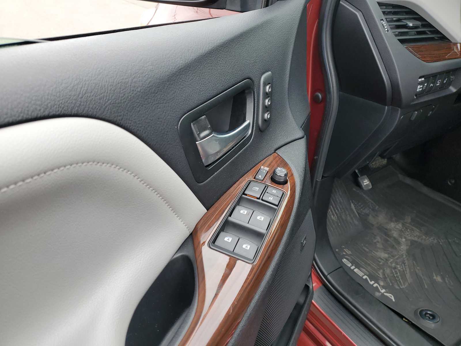 Thumbnail: 2020 Toyota Sienna - 13