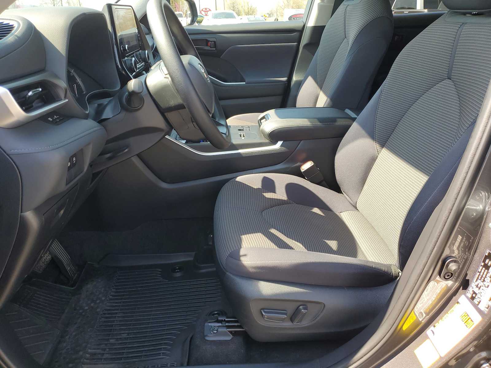 Thumbnail: 2023 Toyota Highlander - 18