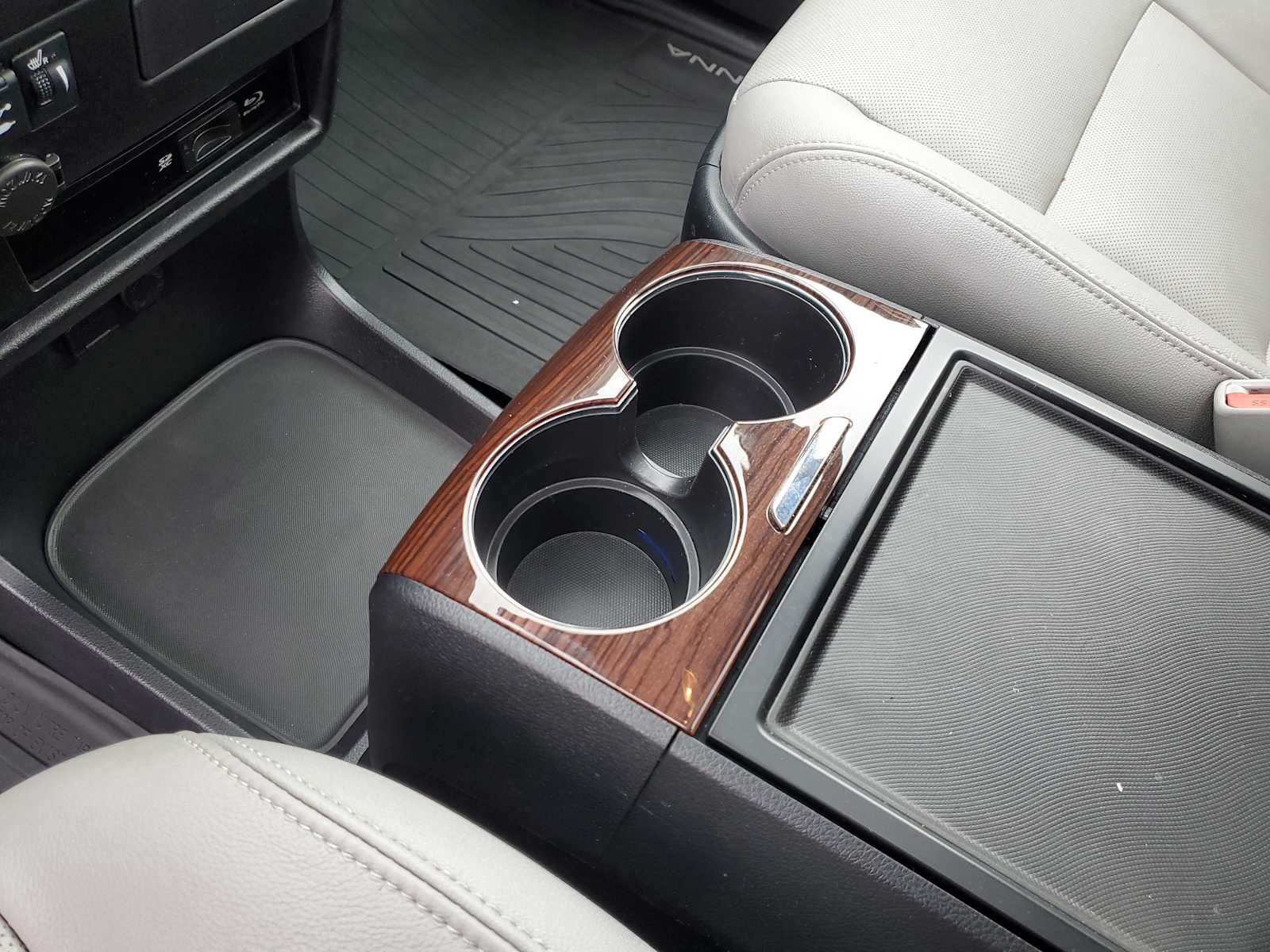 Thumbnail: 2020 Toyota Sienna - 30