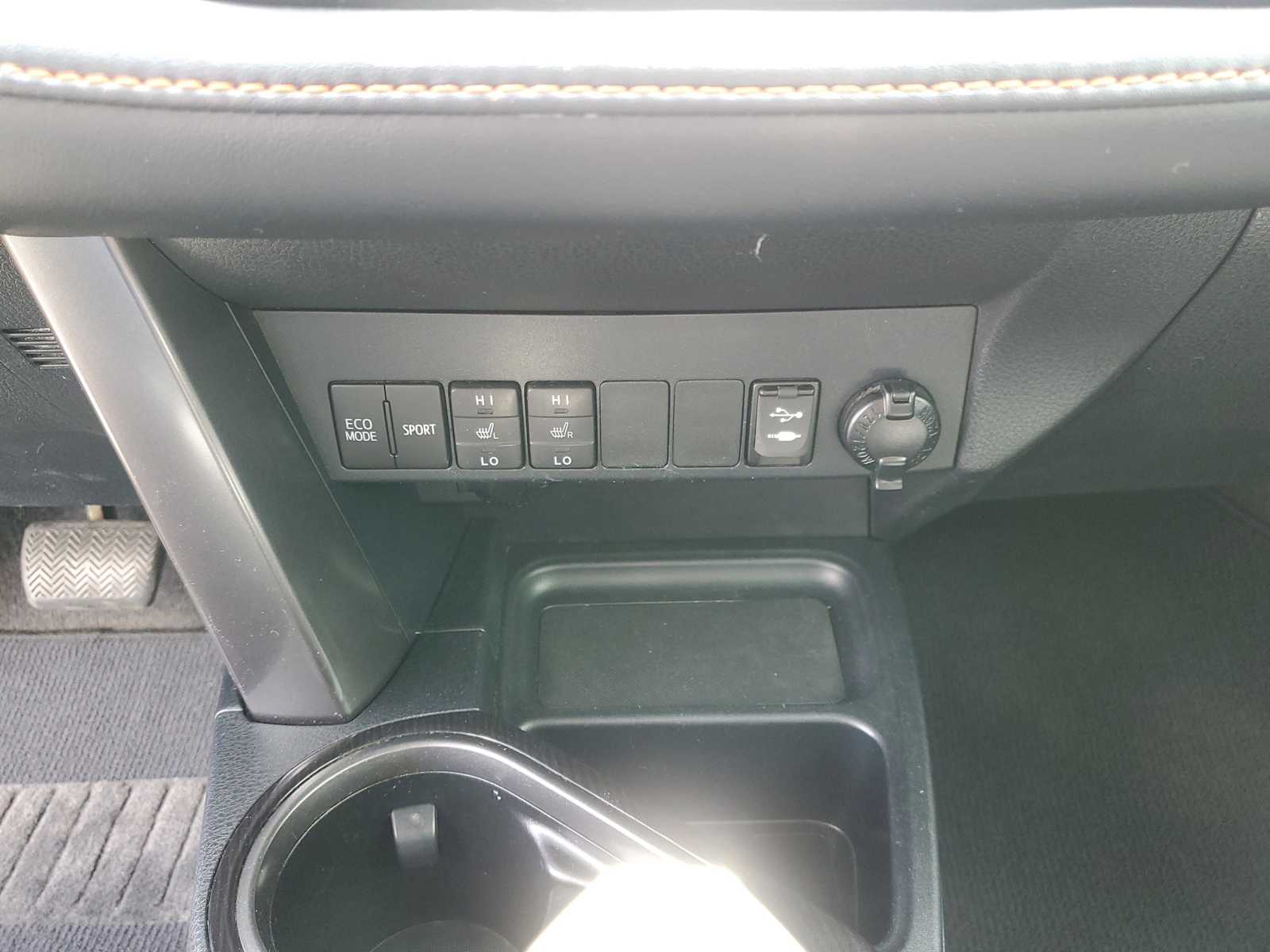 Thumbnail: 2017 Toyota RAV4 - 32