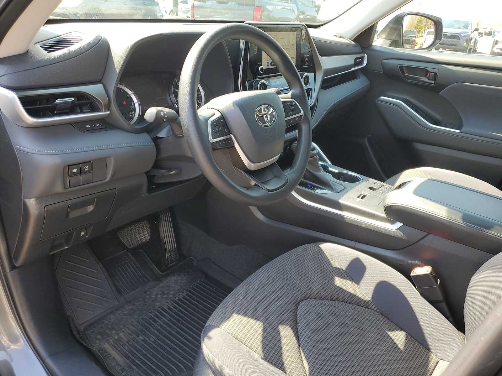 Thumbnail: 2023 Toyota Highlander - 20