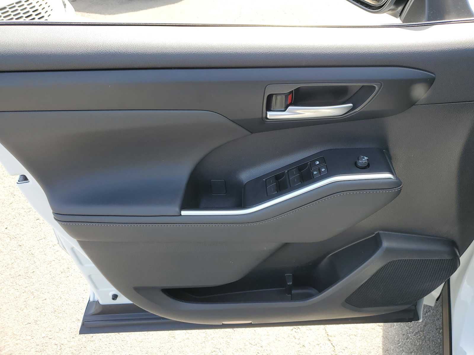 Thumbnail: 2023 Toyota Highlander - 17