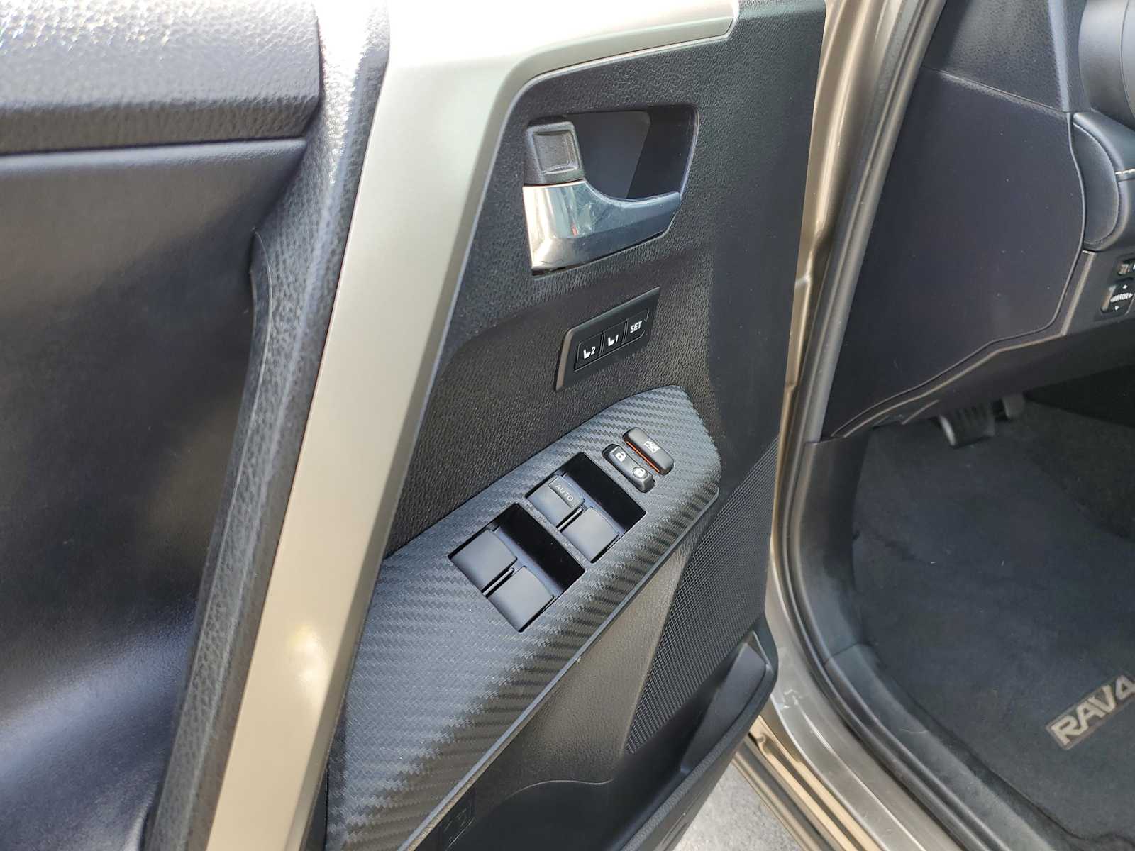 Thumbnail: 2015 Toyota RAV4 - 17