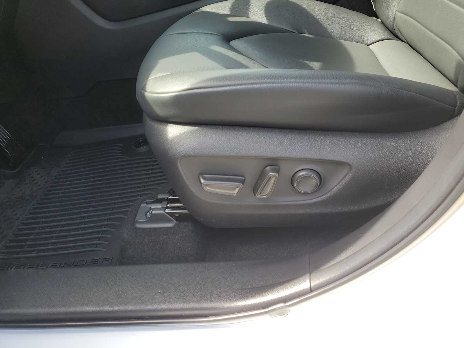 Thumbnail: 2023 Toyota Highlander - 21