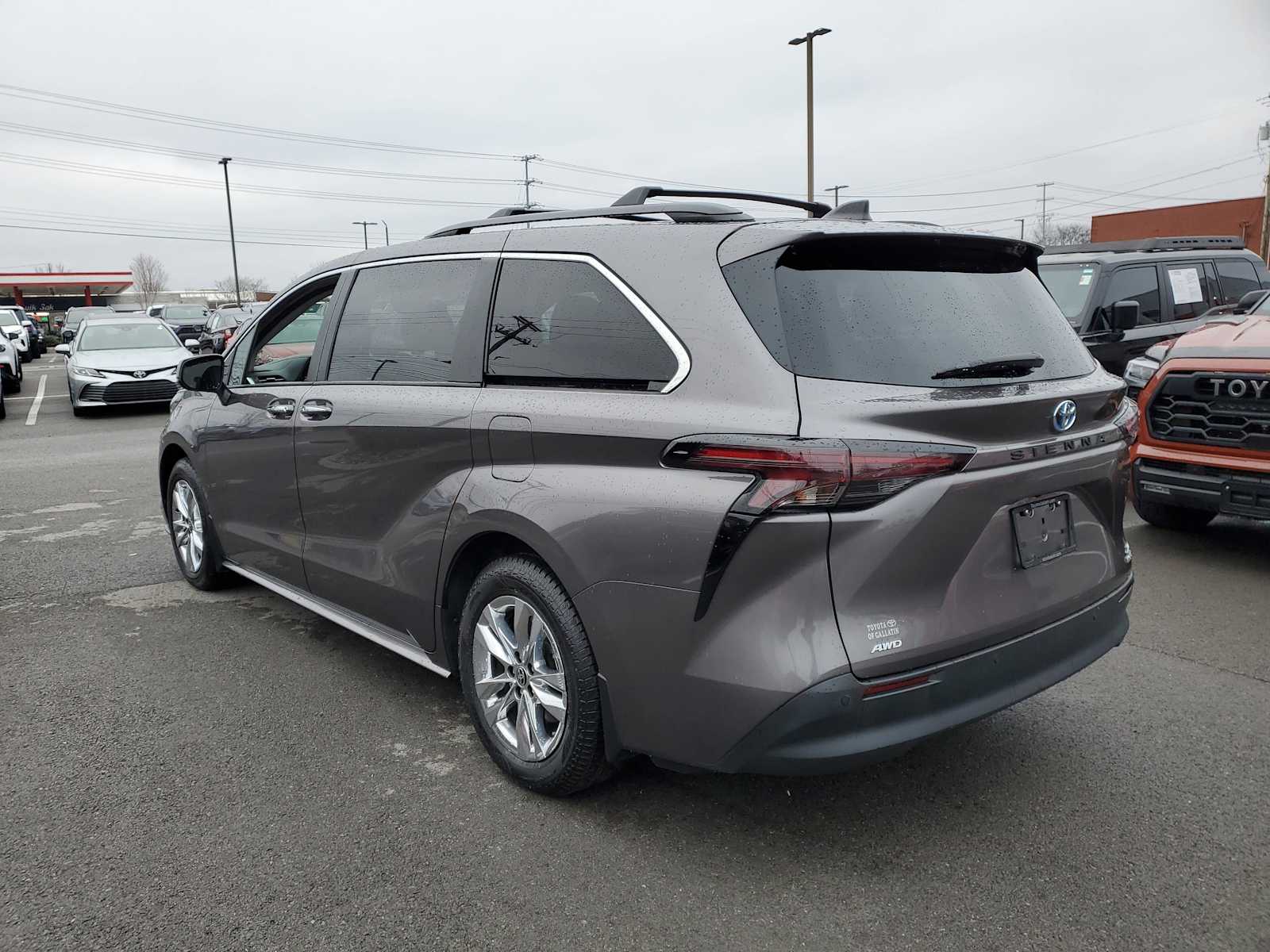 Thumbnail: 2024 Toyota Sienna - 2