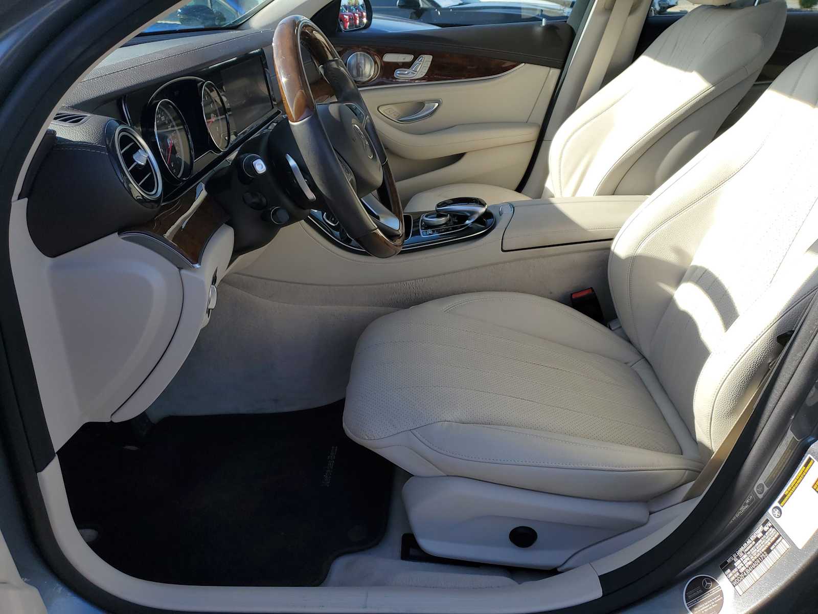 Thumbnail: 2017 Mercedes-Benz E-Class - 18