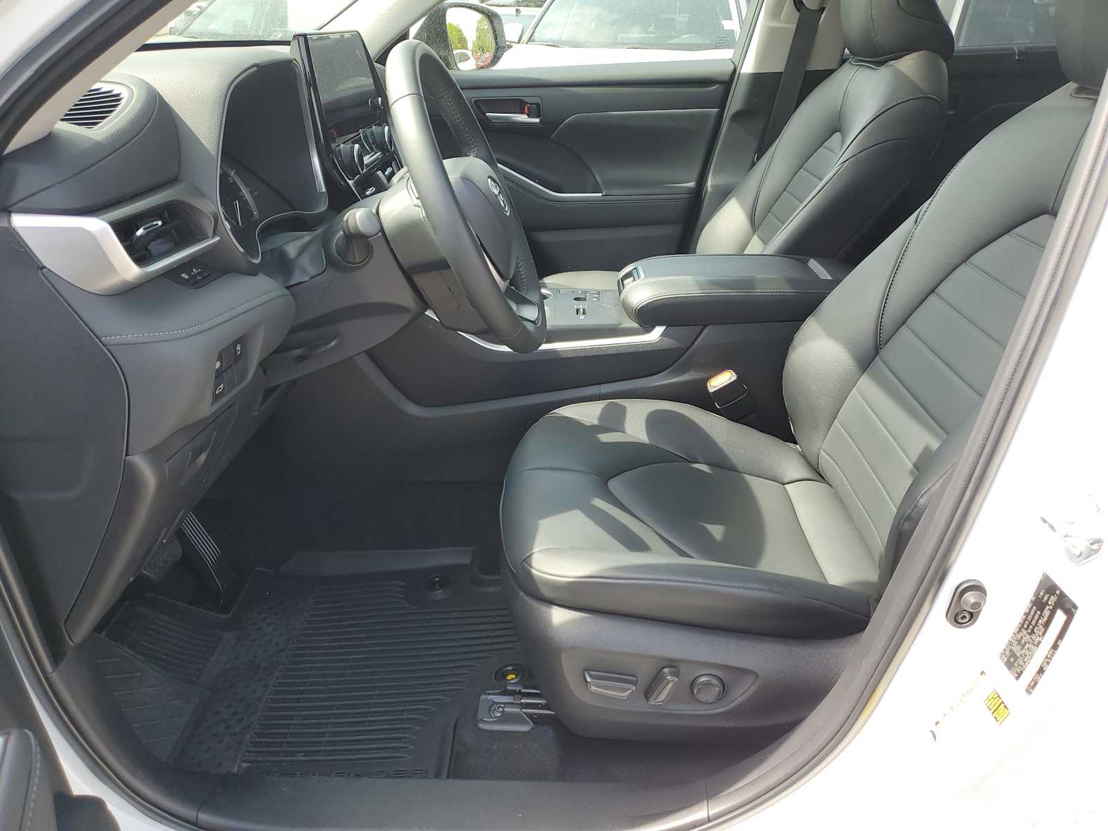 Thumbnail: 2023 Toyota Highlander - 20