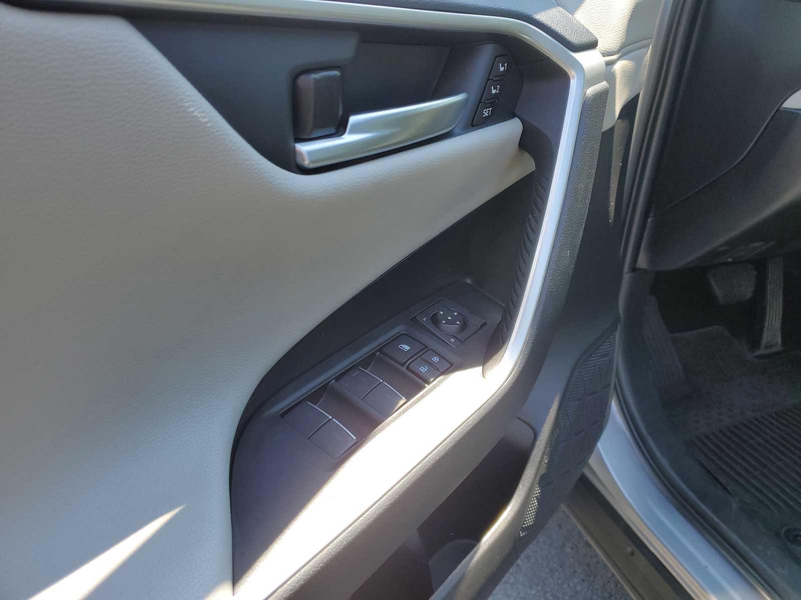 Thumbnail: 2025 Toyota RAV4 - 17