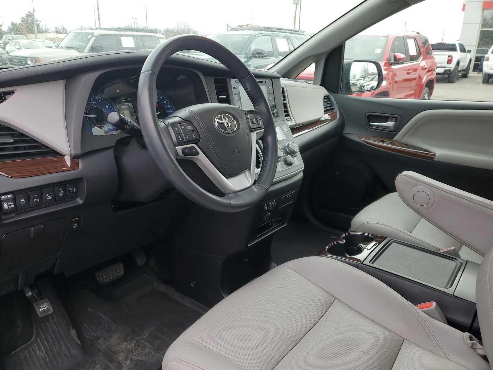 Thumbnail: 2020 Toyota Sienna - 17