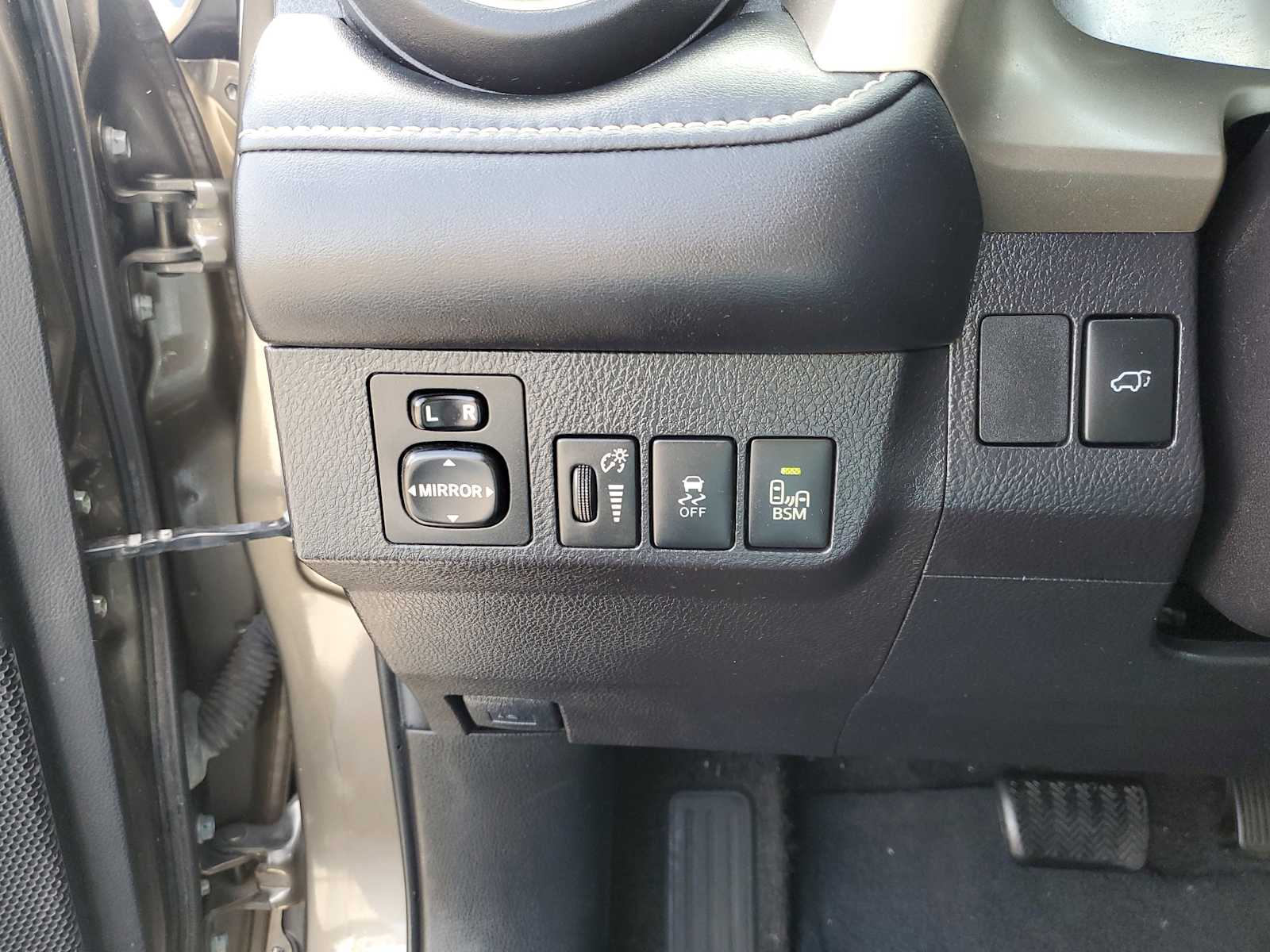 Thumbnail: 2015 Toyota RAV4 - 22