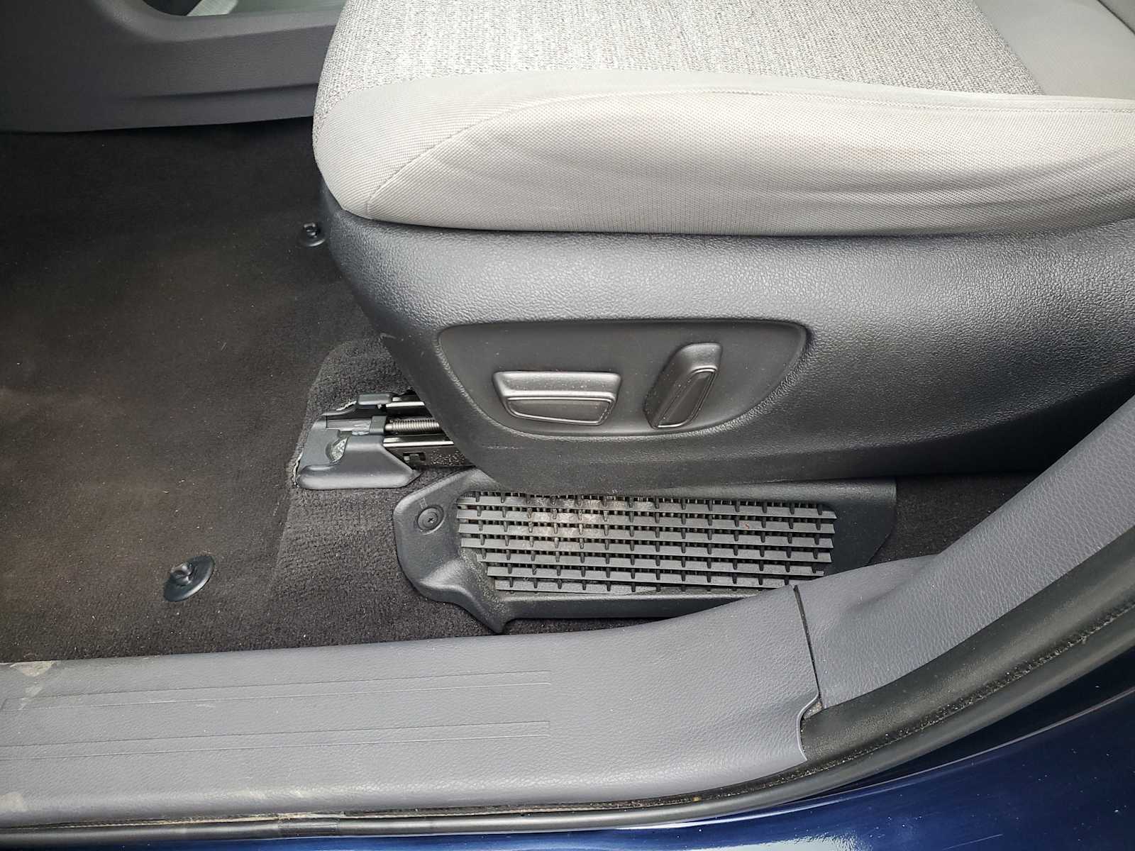 Thumbnail: 2022 Toyota Sienna - 16