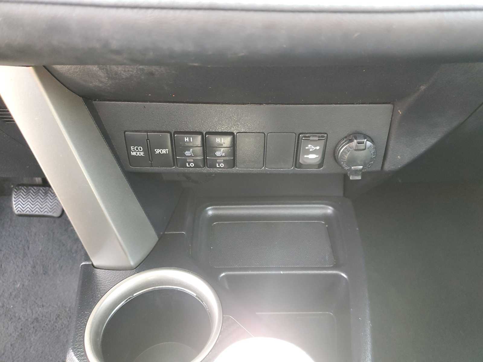 Thumbnail: 2015 Toyota RAV4 - 31