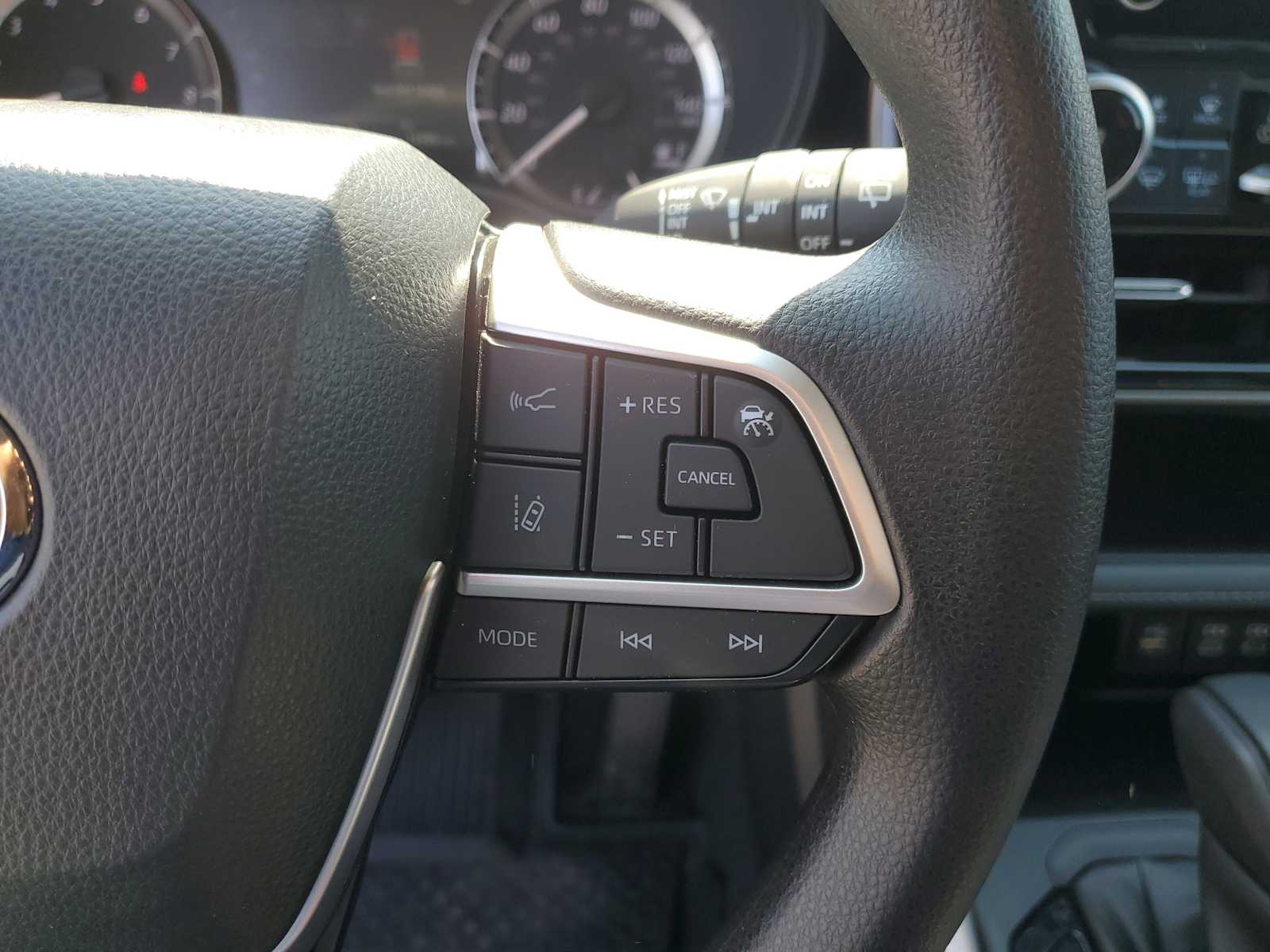 Thumbnail: 2023 Toyota Highlander - 24