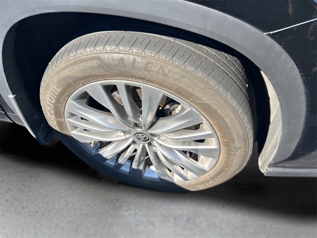 2024 Toyota Highlander LE photo 2