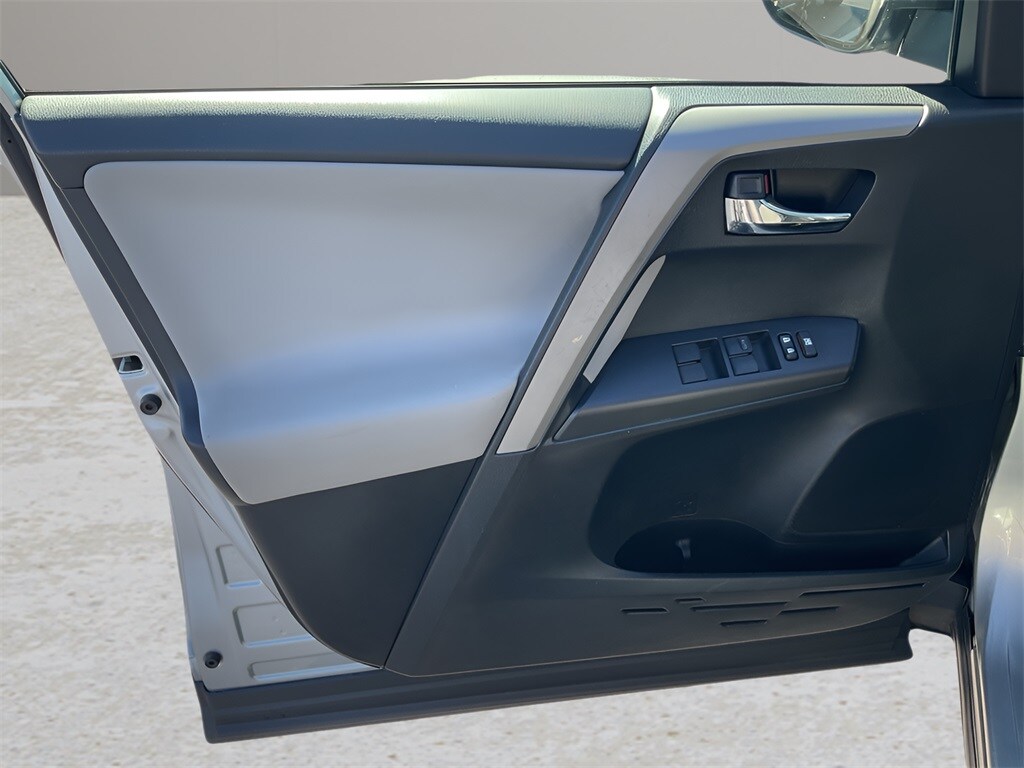 2016 Toyota RAV4 XLE photo 2