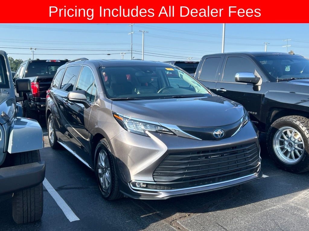 Used 2023 Toyota Sienna XLE Minivan/Van