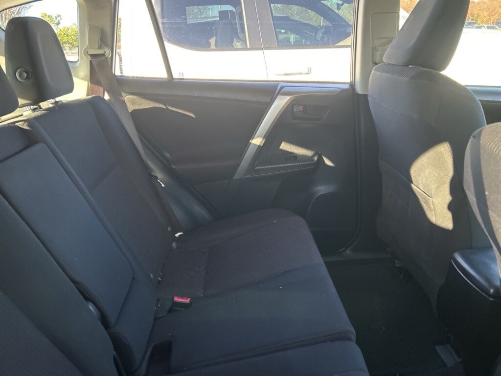 2014 Toyota RAV4 LE photo 3