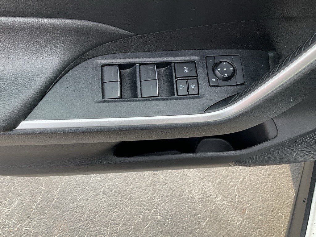 2024 Toyota RAV4 XLE photo 4