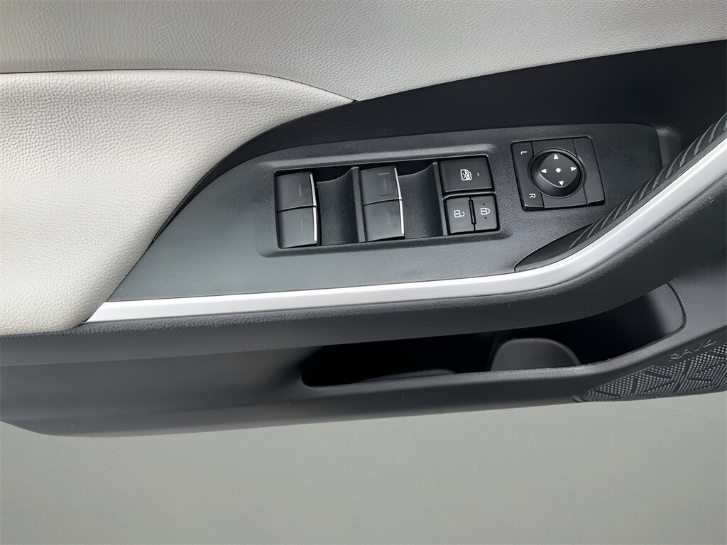 2023 Toyota RAV4 XLE photo 4
