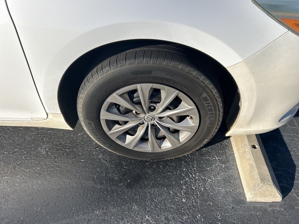 2015 Toyota Camry LE photo 2