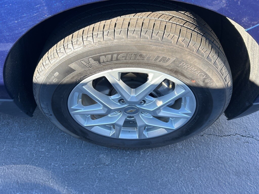 2023 Chevrolet Equinox LT photo 2