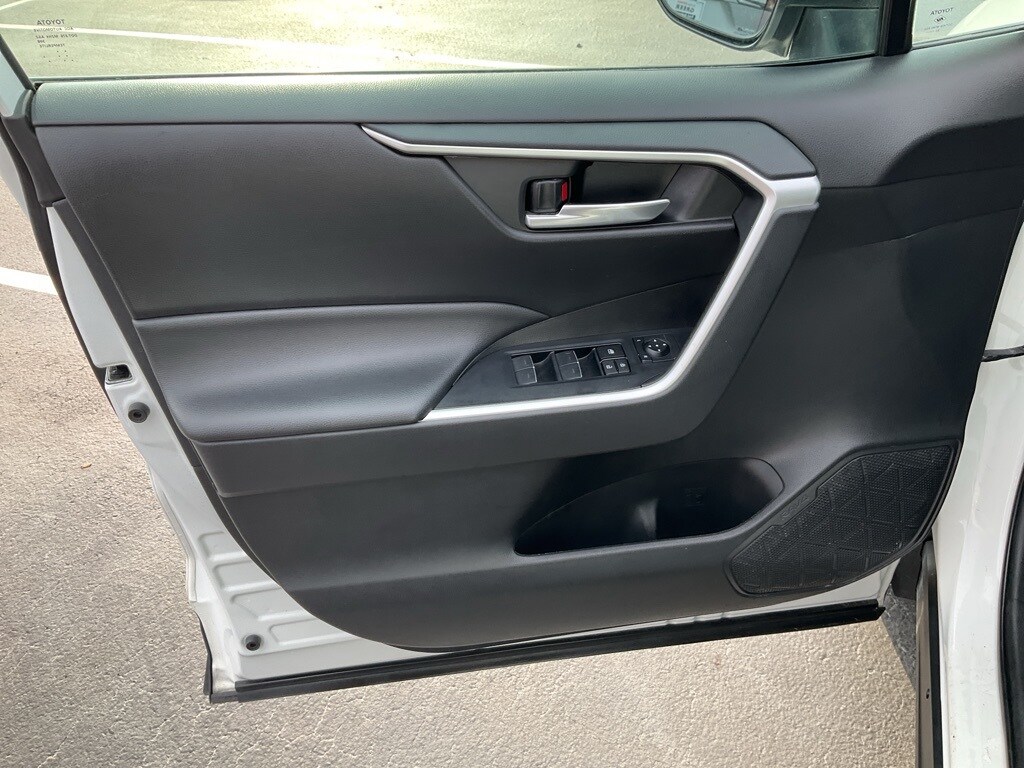 2024 Toyota RAV4 XLE photo 3