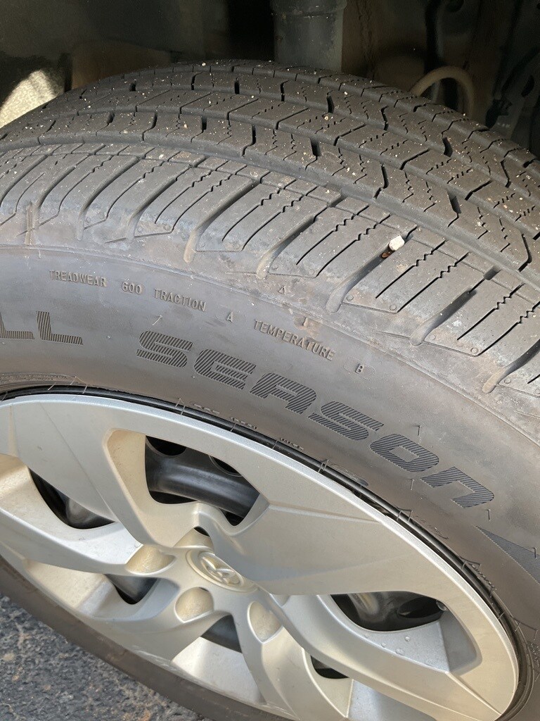 2021 Toyota RAV4 LE photo 2