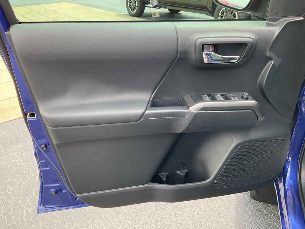 2023 Toyota Tacoma TRD Sport V6 photo 3
