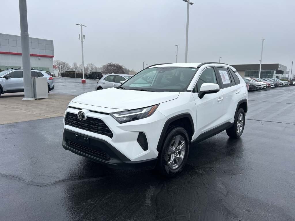 2024 Toyota RAV4 XLE's photo