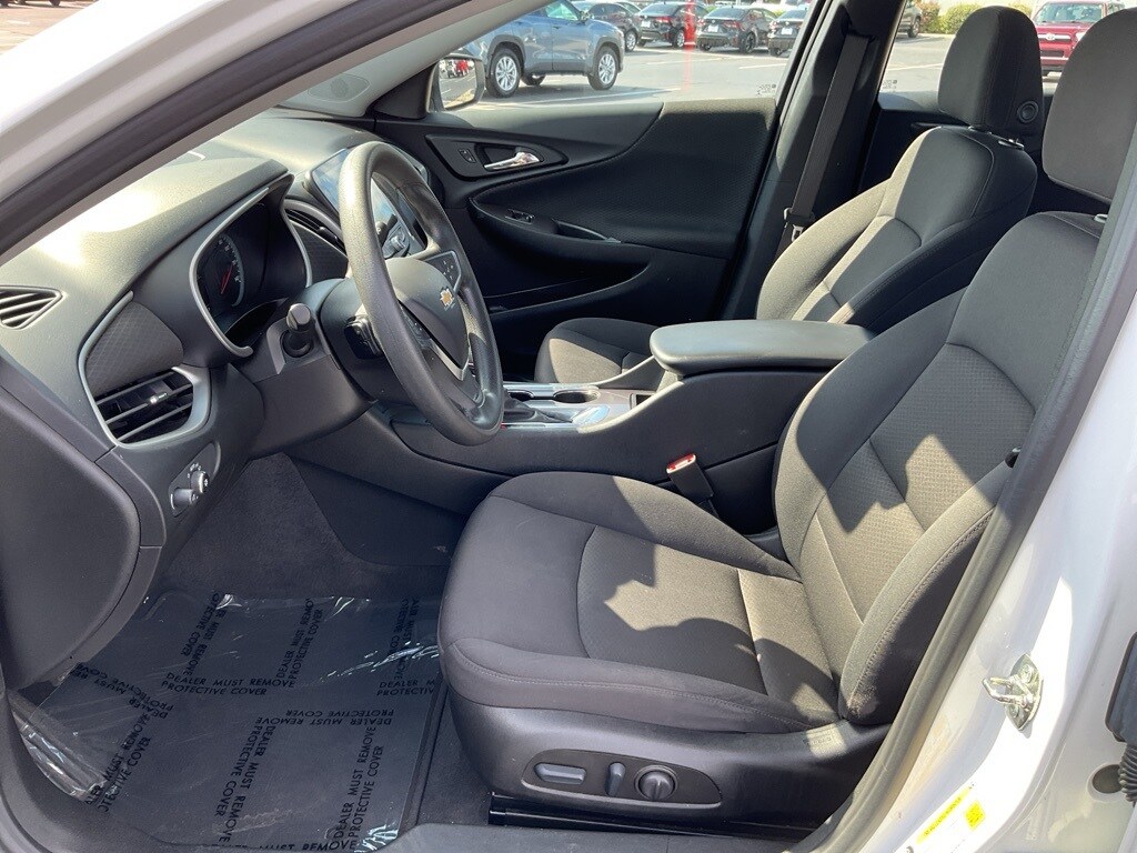 2022 Chevrolet Malibu LS photo 2
