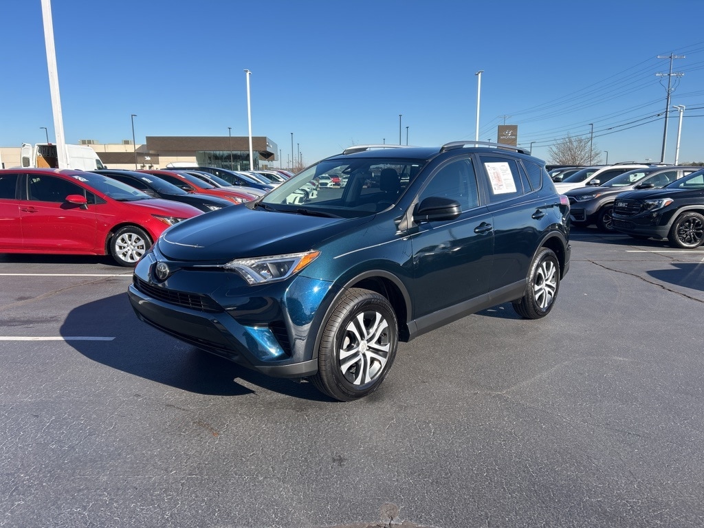 2017 Toyota RAV4 LE's photo