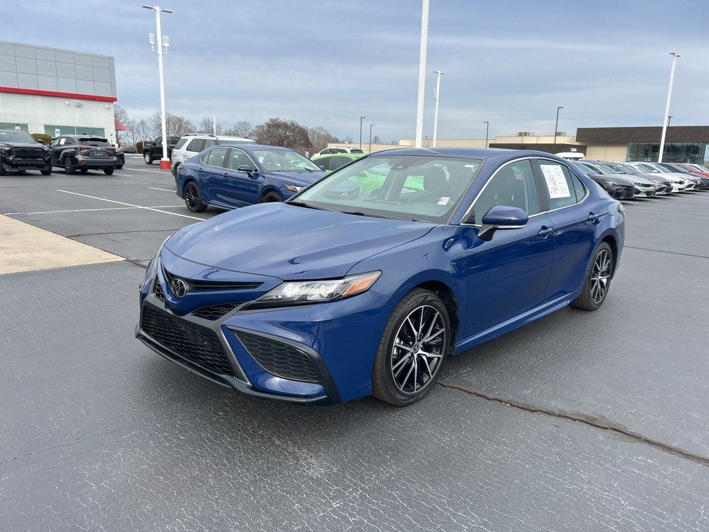 2024 Toyota Camry SE's photo
