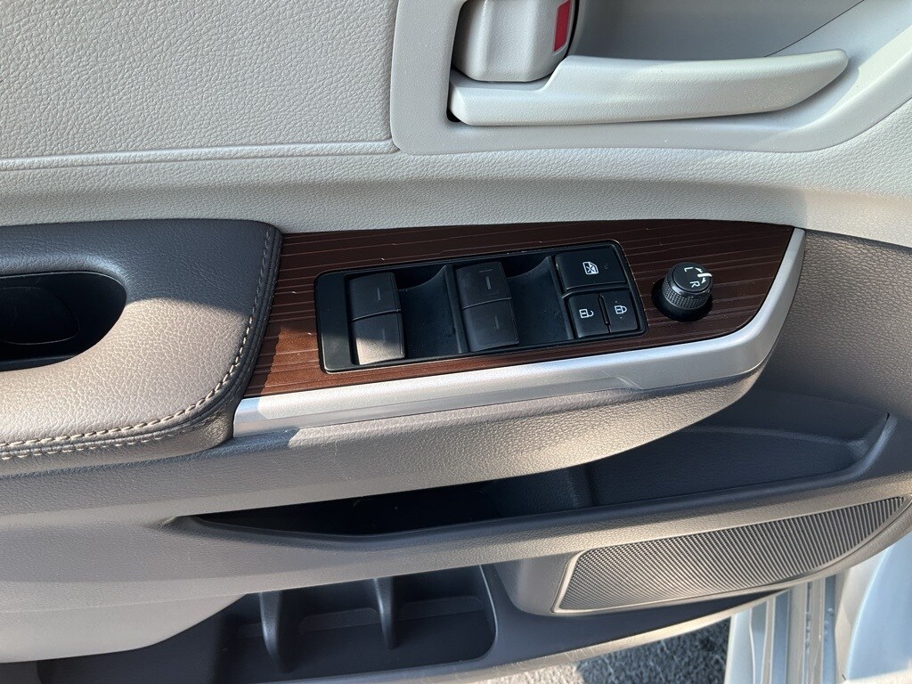 2022 Toyota Sienna LE photo 3