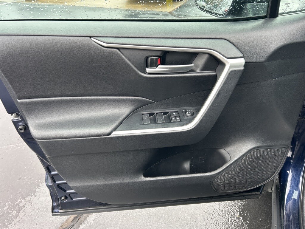 2024 Toyota RAV4 XLE photo 2