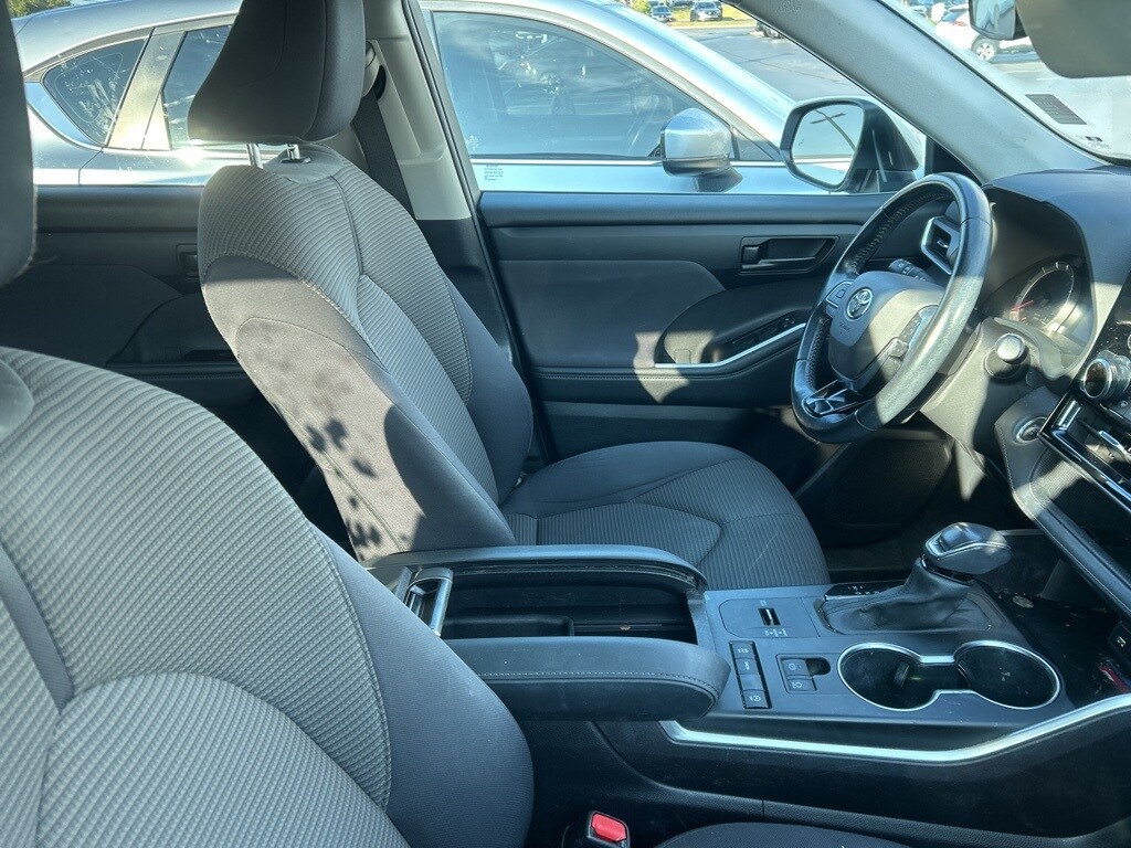 2021 Toyota Highlander LE photo 2
