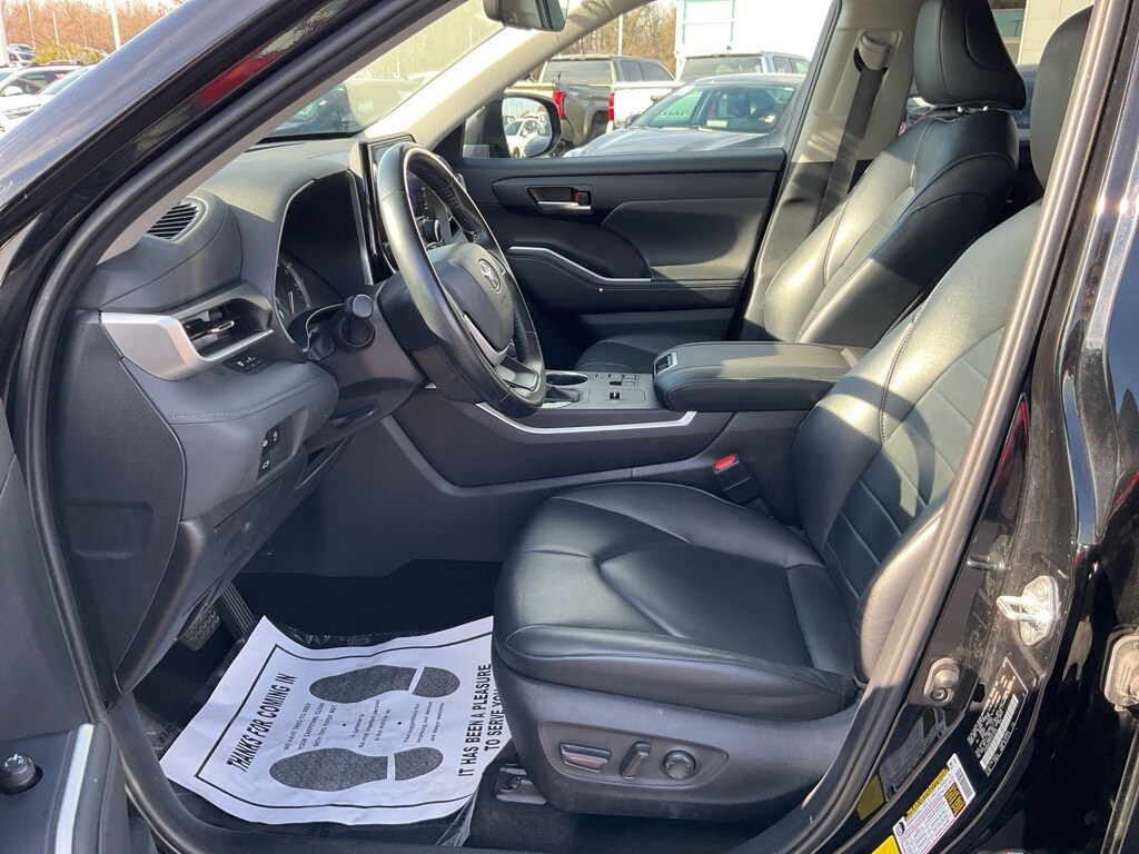 2023 Toyota Highlander L photo 2
