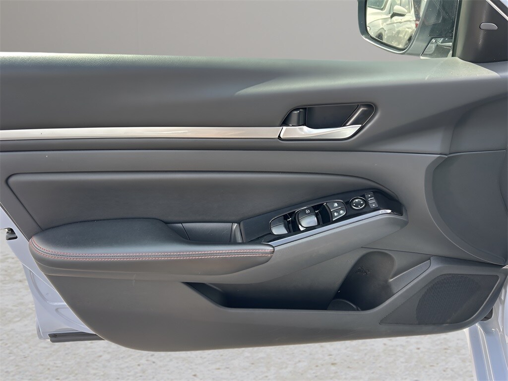 2024 Nissan Altima 2.5 SR photo 2