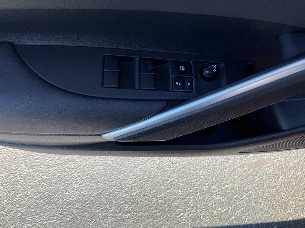 2023 Toyota Corolla Cross XLE photo 4