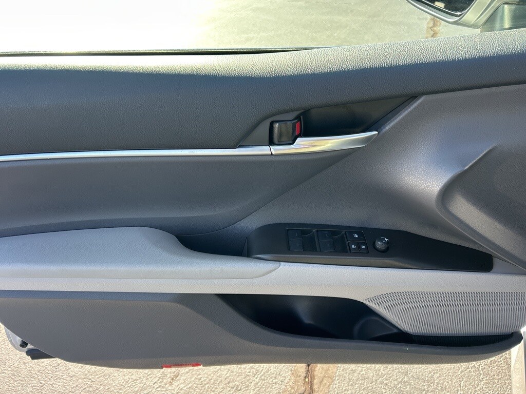 2023 Toyota Camry LE photo 3