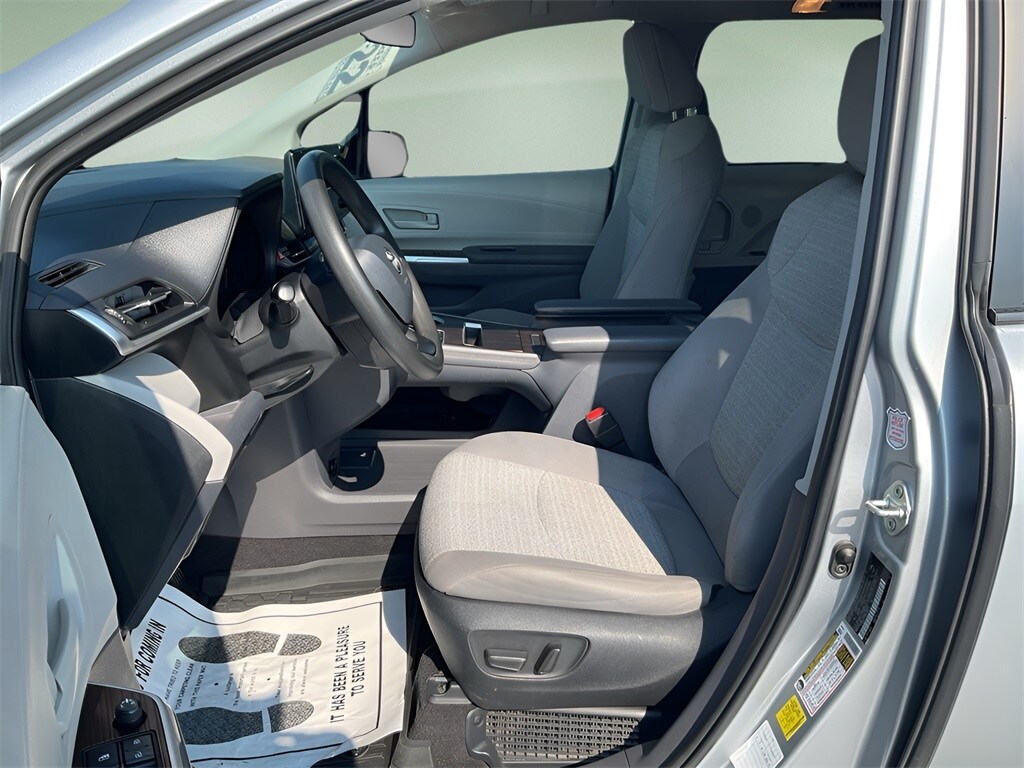 2022 Toyota Sienna LE photo 2