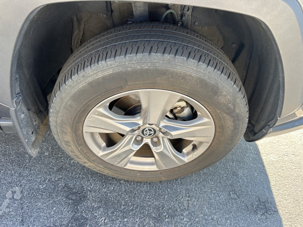 2024 Toyota RAV4 XLE photo 2