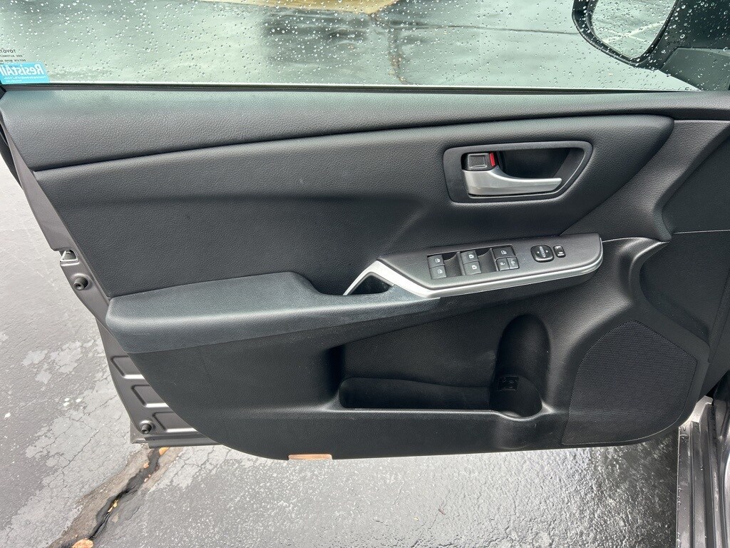 2016 Toyota Camry LE photo 3