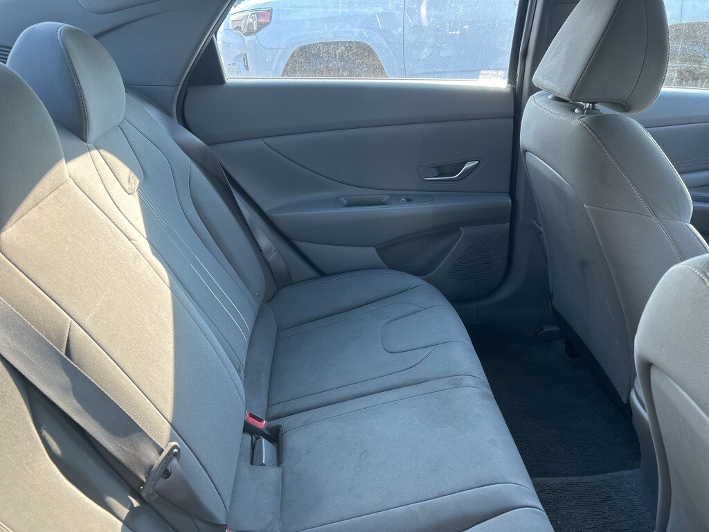 2021 Hyundai Elantra SEL photo 3